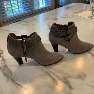 Size 6M Donald J Pliner ankle boot. 3” heel.